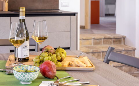 Zena Apartment: Bordservice, Møbel, Bord, Frugt, Flaske, Mad, Serveware, Drinkware