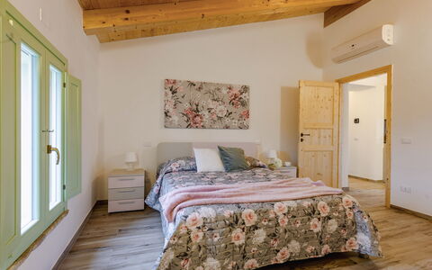 Zena Apartment: Indretning, Møbel, Væg, Gulvbelægning, Træ, Etage, Loft, Soveværelse, Seng, Hjem