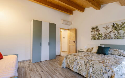 Zena Apartment: Indretning, Træ, Soveværelse, Gulvbelægning, Seng, Etage, Loft, Møbel, Værelse, Sengetøj