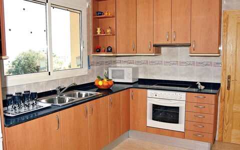 Mestral: Countertop, Cabinetry, Køkken, Værelse, Møbel, Ejendom, Komfur, Større Bandage, Komfur, Indretning