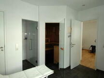 Modernes Luxusapartment am Hang, Wellnessbereich