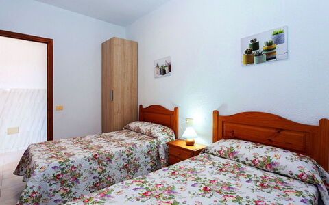 Valenciano: Møbel, Ejendom, Komfort, Azure, Seng, Træ, Textile, Indretning, Bed Frame, Etage