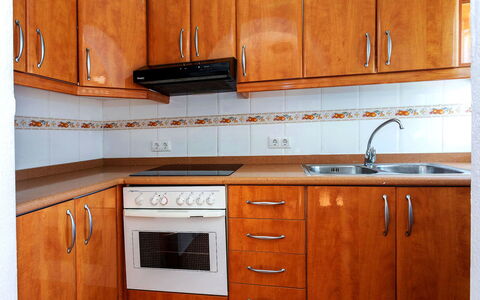 Valenciano: Brun, Cabinetry, Ejendom, Countertop, Møbel, Hvid, Lys, Træ, Skuffe, Køkken