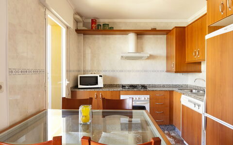 Dénia 155: Værelse, Ejendom, Cabinetry, Møbel, Countertop, Køkken, Orange, Indretning, Bygning, Hus