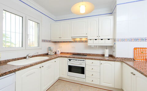 Tossal Gros: Ejendom, Countertop, Værelse, Køkken, Cabinetry, Møbel, Gul, Ejendom, Indretning, Bygning