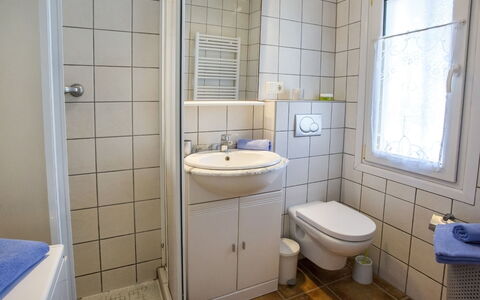 Dénia 631: Spejl, Håndvask, Sanitærarmatur, Tap, Badeværelsesvask, Vindue, Badeværelse, Toiletbræt, Purple, Badeværelsesskab