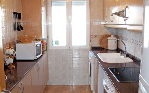 Turquesa: Countertop, Værelse, Ejendom, Håndvask, Køkken, Møbel, Cabinetry, Etage, Flise, Bygning