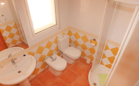 Villa Lyndy: Badeværelse, Ejendom, Værelse, Etage, Flise, Toiletbræt, Toilet, Hus, Indretning, Hjem