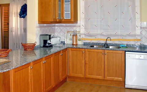 Villa Corona: Cabinetry, Countertop, Køkken, Værelse, Møbel, Ejendom, Indretning, Etage, Bygning, Flise