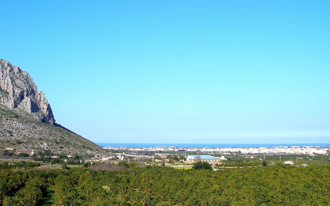 Villa Corona: Himmel, Bjergrige Landskabsformer, Blå, Bjerg, Bakke, Hill Station, Highland, Bjergkæde, Sky, Træ