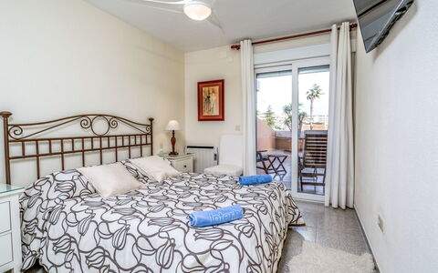 Sorolla: Soveværelse, Seng, Værelse, Ejendom, Møbel, Sengetøj, Sengetøj, Bed Frame, Loft, Indretning