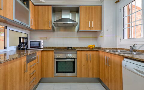 Don Pepe: Cabinetry, Countertop, Køkkenvask, Håndvask, Ejendom, Møbel, Tap, Komfur, Vindue, Køkken