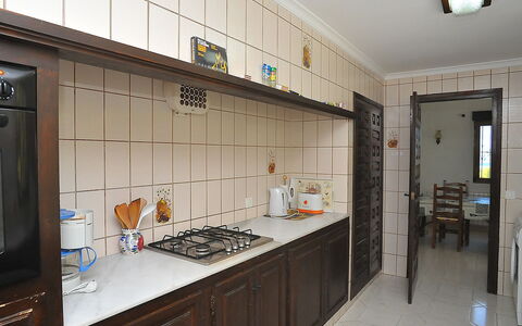 Tosalans: Countertop, Værelse, Ejendom, Bygning, Cabinetry, Køkken, Møbel, Loft, Indretning, Ejendom