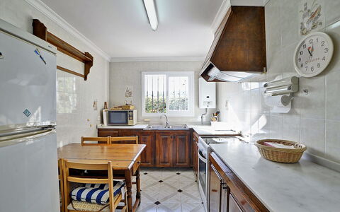 Pinomar: Værelse, Ejendom, Countertop, Møbel, Indretning, Køkken, Bygning, Loft, Etage, Hus