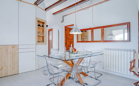 Toscal: Bygning, Ejendom, Bord, Orange, Indretning, Træ, Arkitektur, Skrivebord, Gulvbelægning, Etage