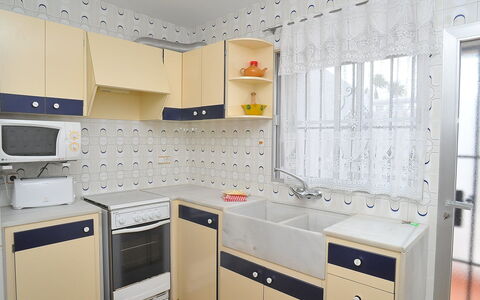 Patrai: Ejendom, Værelse, Cabinetry, Møbel, Køkken, Indretning, Countertop, Bygning, Større Bandage, Gul