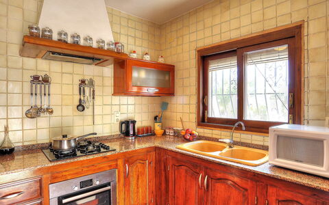 Lucie: Countertop, Ejendom, Værelse, Møbel, Cabinetry, Køkken, Bygning, Indretning, Ejendom, Hus