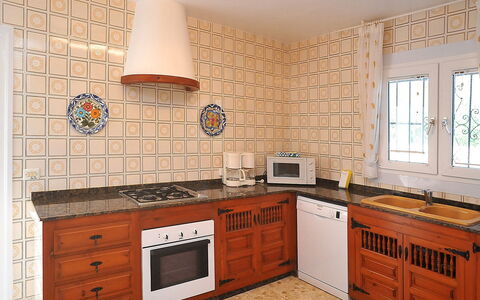 Portichol: Countertop, Cabinetry, Møbel, Ejendom, Køkken, Skuffe, Tap, Træ, Komfur, Håndvask