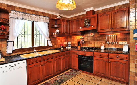 Tarraula: Brun, Cabinetry, Countertop, Ejendom, Møbel, Håndvask, Skuffe, Stueplante, Køkken, Træ