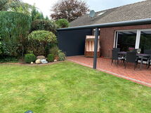 In Hage mit Garten, Terrasse und Grill