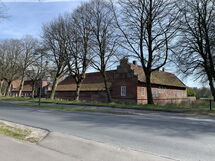 In Hage mit Garten, Terrasse und Grill