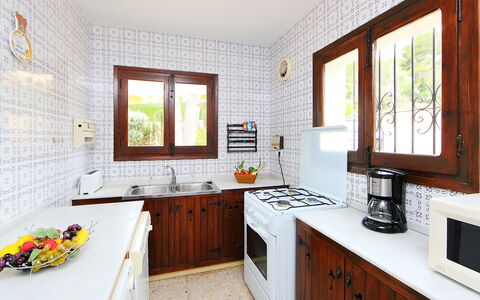 Marianne: Værelse, Ejendom, Møbel, Countertop, Køkken, Indretning, Bygning, Cabinetry, Gul, Hus