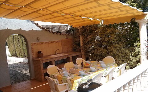 Azul: Ejendom, Bygning, Bord, Hus, Pergola, Gårdhave, Værelse, Restaurant, Backyard, Møbel
