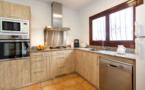 Bel: Cabinetry, Countertop, Ejendom, Køkkenvask, Vindue, Køkken Apparat, Komfur, Håndvask, Køkken, Bygning