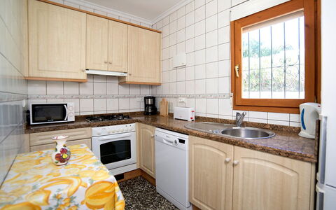 Lina: Countertop, Ejendom, Værelse, Cabinetry, Møbel, Køkken, Gul, Indretning, Bygning, Etage