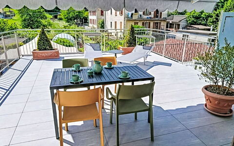 Piateda Terrace: Møbel, Stol, Udendørs Møbler, Bord, Udendørs Bord, Køkken & Spisebord, Skygge, Restaurant, Kaffebord, Gårdhave