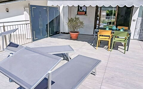 Piateda Terrace: Møbel, Bord, Udendørs Møbler, Udendørs Bord, Stol, Skygge, Køkken & Spisebord, Markise, Udendørs Struktur, Blomsterkrukke