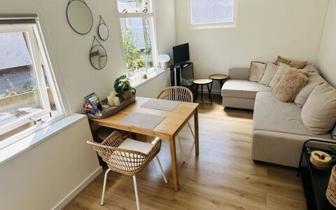 Tiny House Qudi: Skygge, Udvej, Have, Eco Hotel, Udendørs Møbler, Lawn, Stol, Backyard, Landscaping, Hacienda