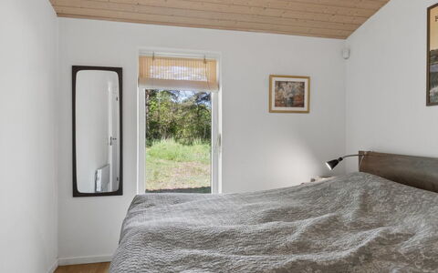 Aiko - 1.8Km from the Sea: Væg, Soveværelse, Seng, Indretning, Træ, Sengetøj, Loft, Sengetøj, Etage, Møbel