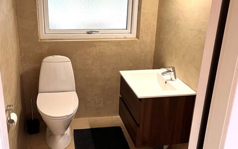 Aiko - 1.8Km from the Sea: Toiletbræt, Gulvbelægning, Etage, Sanitærarmatur, Toilet, Træ, Badeværelse, Indretning, Vvs, Håndvask