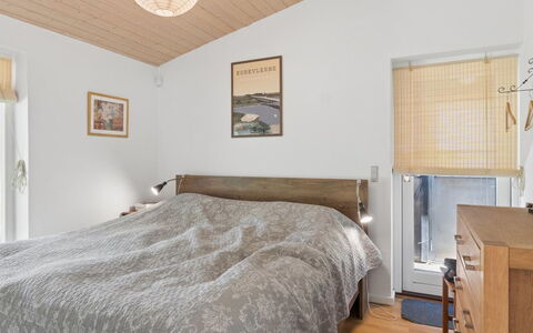 Aiko - 1.8Km from the Sea: Møbel, Seng, Soveværelse, Indretning, Sengetøj, Sengetøj, Træ, Etage, Loft, Gulvbelægning