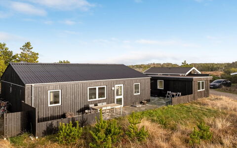 Ovine - 900M from the Sea: Sommerhus, Backyard, Gård, Garden Bygninger, Skur, Sidespor, Udendørs Møbler, Bjælkehytte, Udendørs Struktur, Hytte