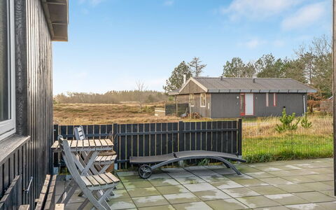 Ovine - 900M from the Sea: Sommerhus, Backyard, Gård, Garden Bygninger, Skur, Sidespor, Udendørs Møbler, Bjælkehytte, Udendørs Struktur, Hytte