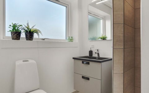 Muriel - 1.6Km from the Sea: Indretning, Sanitærarmatur, Gulvbelægning, Etage, Badeværelse, Toilet, Badeværelsesskab, Toiletbræt, Håndvask, Tap