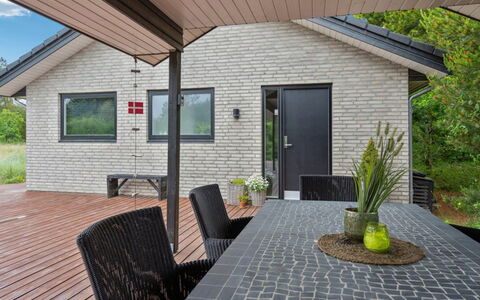 Muriel - 1.6Km from the Sea: Hjem, Hus, Sidespor, Tag, Sommerhus, Dør, Veranda, Gård, Estate, Have