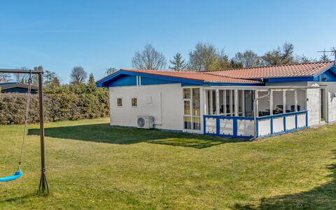 Allyson - from the Sea: Hjem, Skygge, Sommerhus, Lawn, Gård, Veranda, Garden Bygninger, Udendørs Struktur, Skur, Stuehus