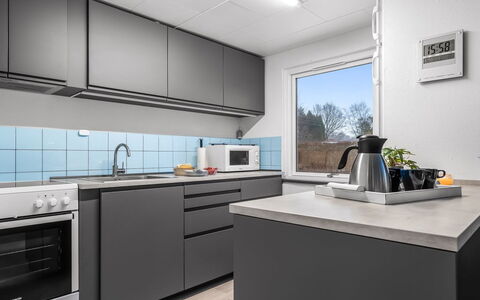 Allyson - from the Sea: Køkken, Køkken Apparat, Countertop, Større Bandage, Komfur, Husholdningsapparat, Cabinetry, Indretning, Gulvbelægning, Møbel