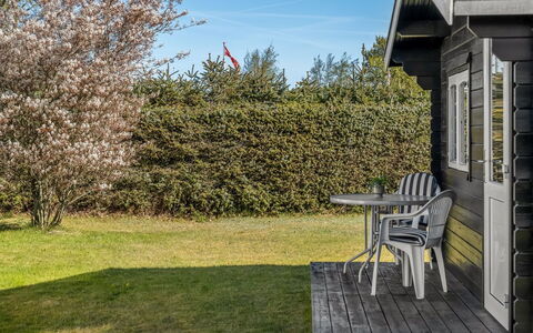 Allyson - from the Sea: Græs, Busk, Land Lot, Have, Lawn, Bunddække, Sommerhus, Skygge, Garden Bygninger, Gård
