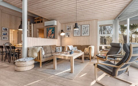 Åse - 1.3Km from the Sea: Møbel, Træ, Indretning, Gulvbelægning, Etage, Stol, Værelse, Loft, Stue, Lejlighed