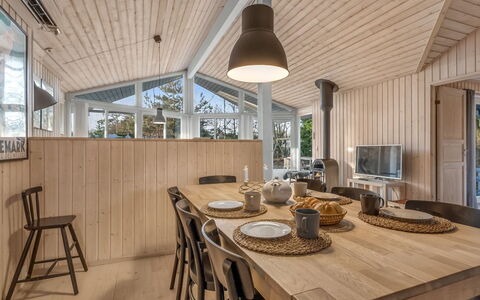 Åse - 1.3Km from the Sea: Møbel, Træ, Indretning, Gulvbelægning, Etage, Stol, Værelse, Loft, Stue, Lejlighed