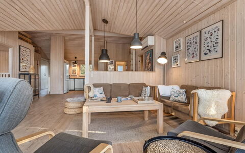 Åse - 1.3Km from the Sea: Møbel, Træ, Indretning, Gulvbelægning, Etage, Stol, Værelse, Loft, Stue, Lejlighed