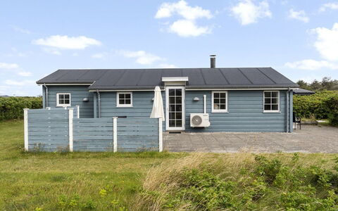 Gjuro - 400M from the Sea: Lejlighed, Skygge, Altan, Stol, Hegn, Udendørs Møbler, Aluminium, Kunstgræs