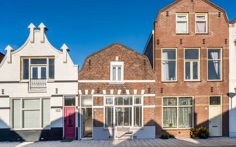 De Vesting: Træ, Bjergrige Landskabsformer, Hus, Bjerg, Bakke, Hjem, Tag, Bjergkæde, Hill Station, Menneskelig Bosættelse