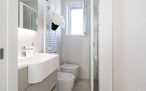 La Casa di Connie: Badeværelse, Sanitærarmatur, Indretning, Væg, Gulvbelægning, Etage, Toilet, Håndvask, Badeværelsesvask, Vvs