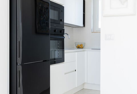 La Casa di Connie: Køkken Apparat, Større Bandage, Indretning, Gulvbelægning, Husholdningsapparat, Køkken, Etage, Køleskab, Møbel, Hjem