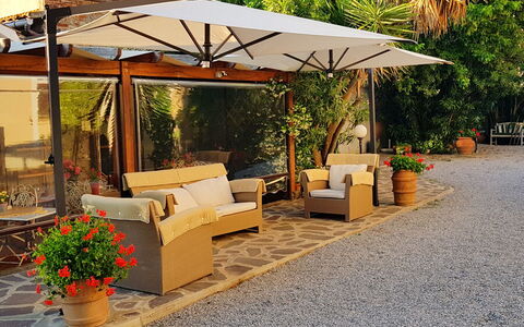 Appartamento Ibisco Seaside and Pool: Møbel, Blomsterkrukke, Udendørs Møbler, Skygge, Paraply, Stol, Udendørs Bord, Have, Udendørs Struktur